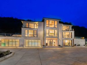 Hilltop Architectural Estate Offers Magnificent Views